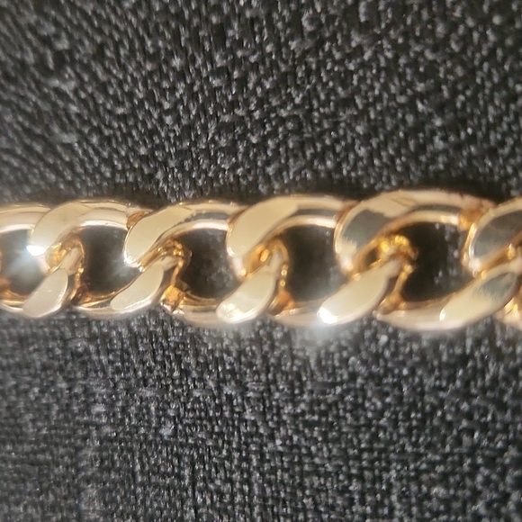 GOLDEN HEAVY EMERALD COLOR STONE FIGARO STYLE FASHION NECKLACE. - Picture 4 of 4